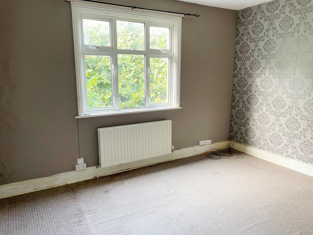 Lot: 99 - HOUSE ARRANGED AS TWO FLATS WITH LARGE GARDENS - Living room with view to front of property